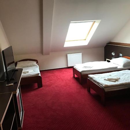 Bed and Breakfast Aranytál Panzió Komárom Esterno foto