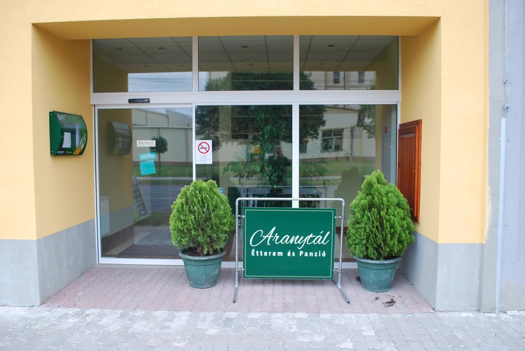 Bed and Breakfast Aranytál Panzió Komárom Esterno foto