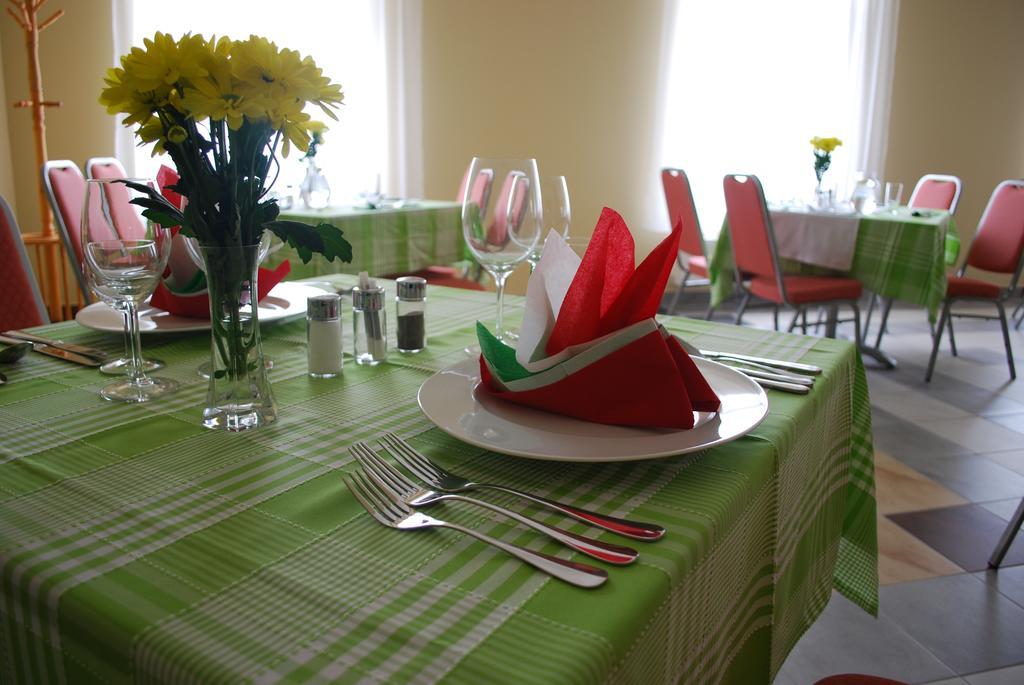 Bed and Breakfast Aranytál Panzió Komárom Esterno foto