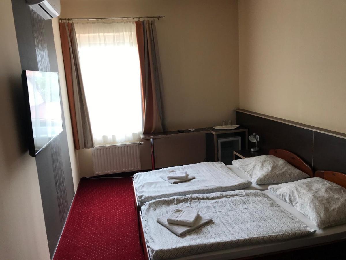 Bed and Breakfast Aranytál Panzió Komárom Esterno foto