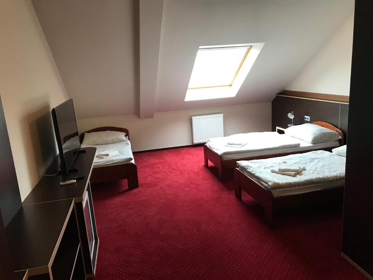 Bed and Breakfast Aranytál Panzió Komárom Esterno foto